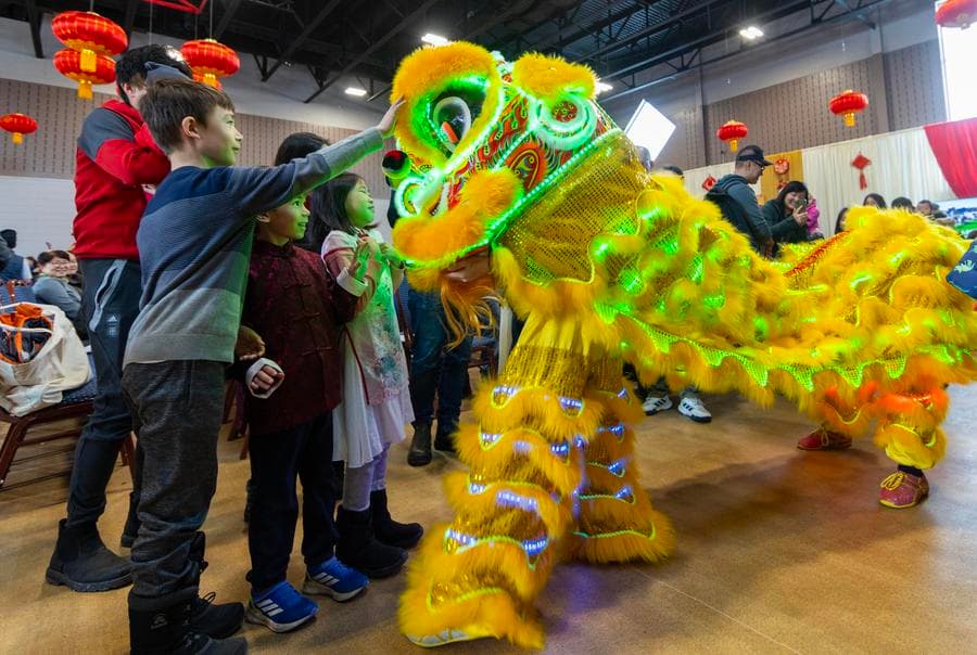 เชิดสิงโต ทำงูกระดาษ ต้อนรับตรุษจีนในโตรอนโต