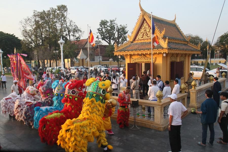 โชว์ 'เชิดสิงโต-มังกร' ฉลองตรุษจีนในพนมเปญ