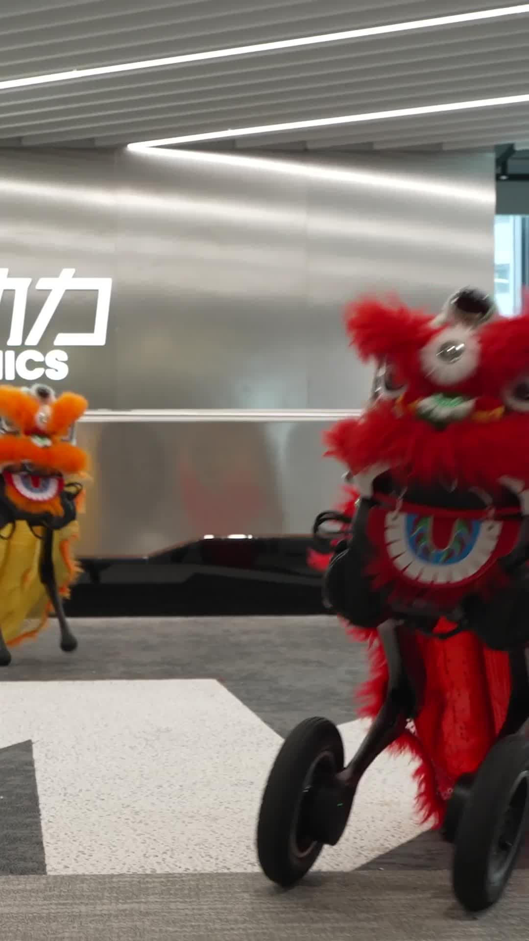 ลีลาแห่งอนาคต! หุ่นยนต์ฮิวแมนนอยด์โชว์ 'เชิดสิงโต' ในเซินเจิ้น