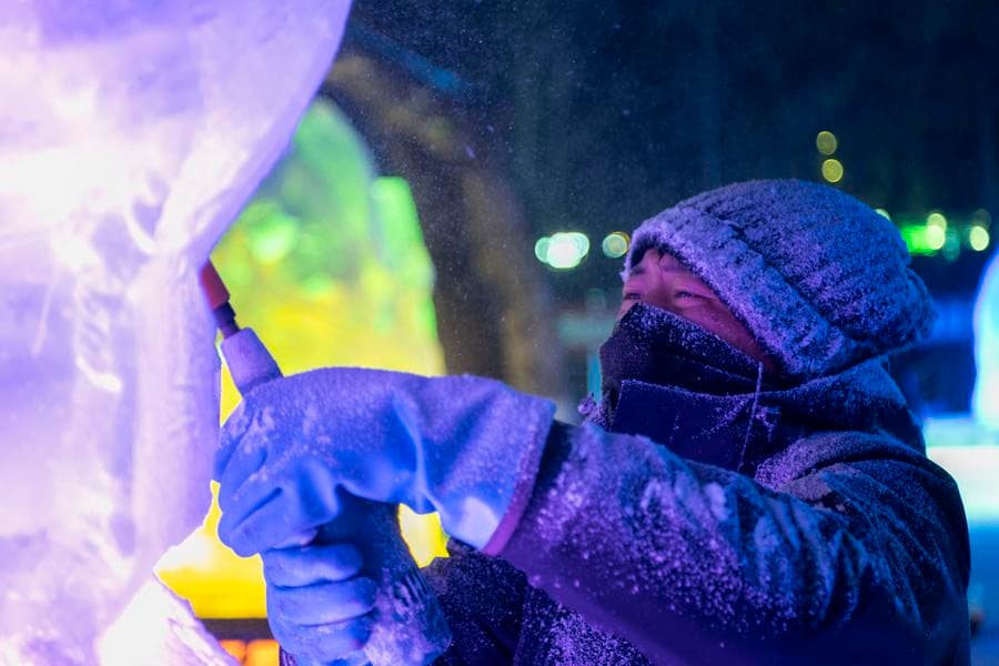 ช่างมืออาชีพโชว์ฝีมือ 'แกะสลักน้ำแข็ง' ในฮาร์บิน