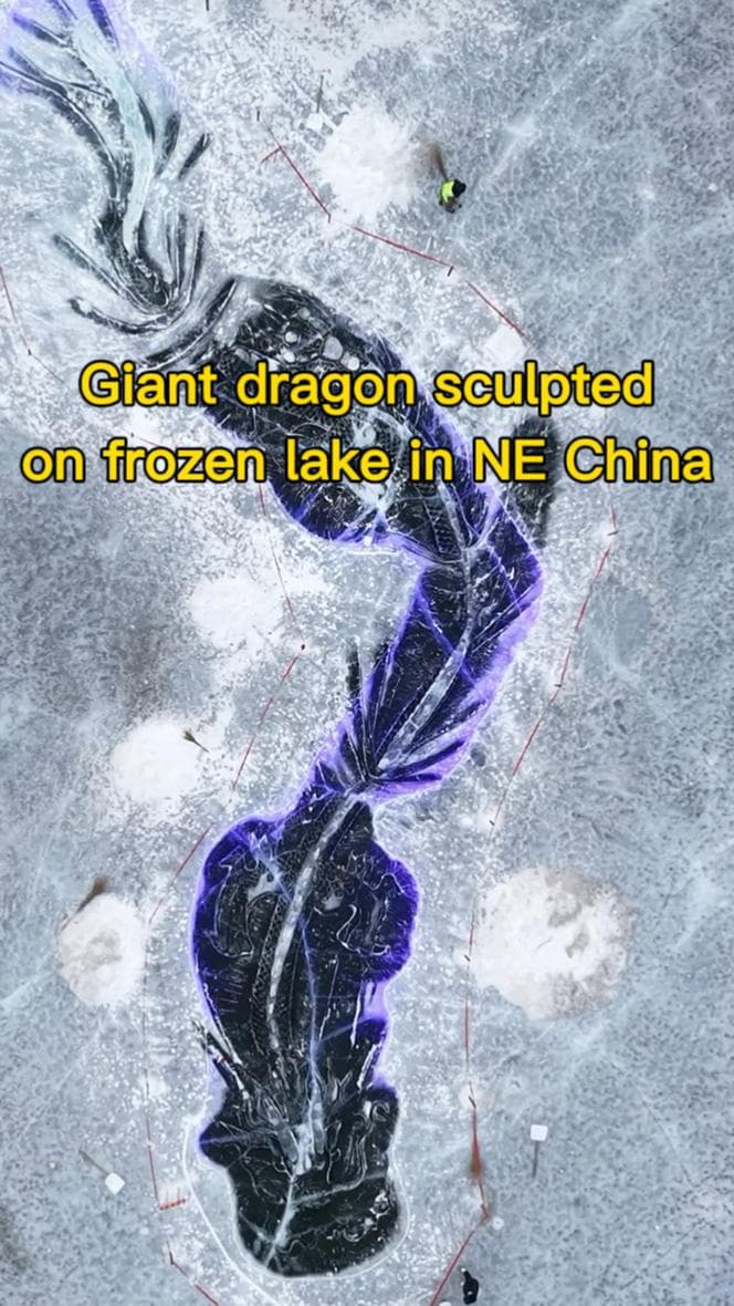 ตะลึง! มังกรยักษ์นอนพาดกลางทะเลสาบน้ำแข็งในจี๋หลิน