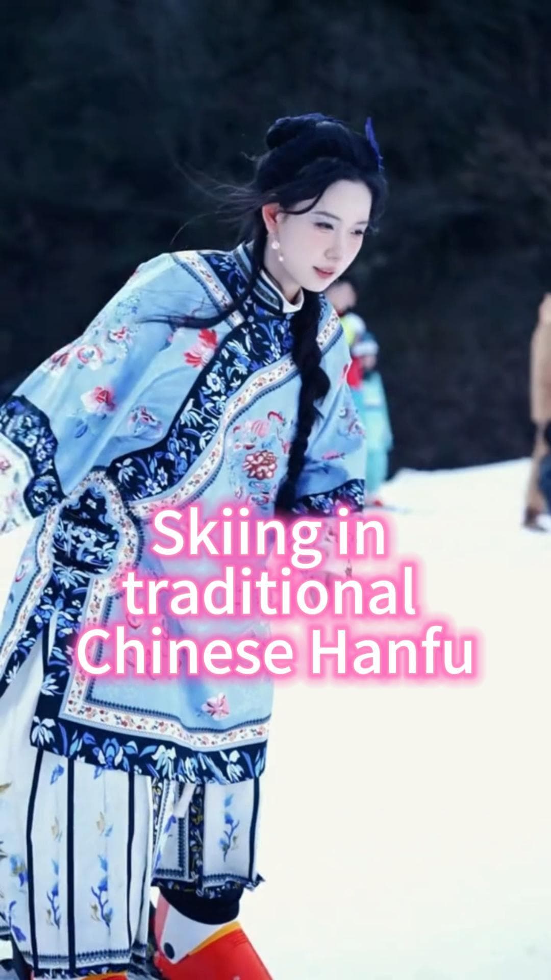 วัยรุ่นจีนสวม 'ฮั่นฝู' โชว์ลีลาเล่นสกีในฉงชิ่ง