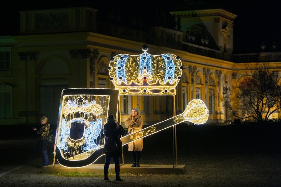 แสงสีเรืองรอง 'สวนหลวงวิลาโนว์' ในโปแลนด์