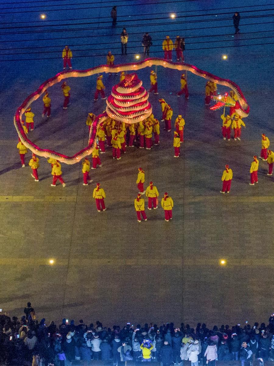 อันฮุยจัดแห่ 'โคมไฟงูยักษ์' ยาว 128 ม. ต้อนรับตรุษจีน