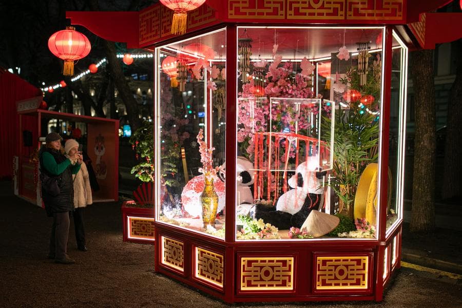 ชมไฟประดับ ผูกริบบิ้นแดง ฉลองตรุษจีนใจกลางมอสโก