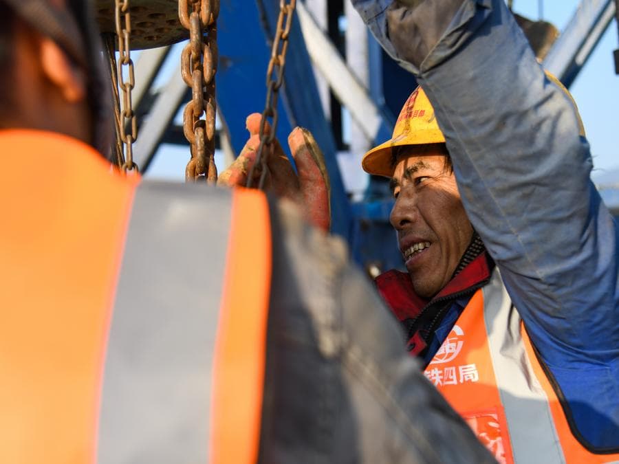 เสฉวนเชื่อม 'คานต่อเนื่อง' สร้างสะพานรถไฟเร็วสูงคืบหน้า