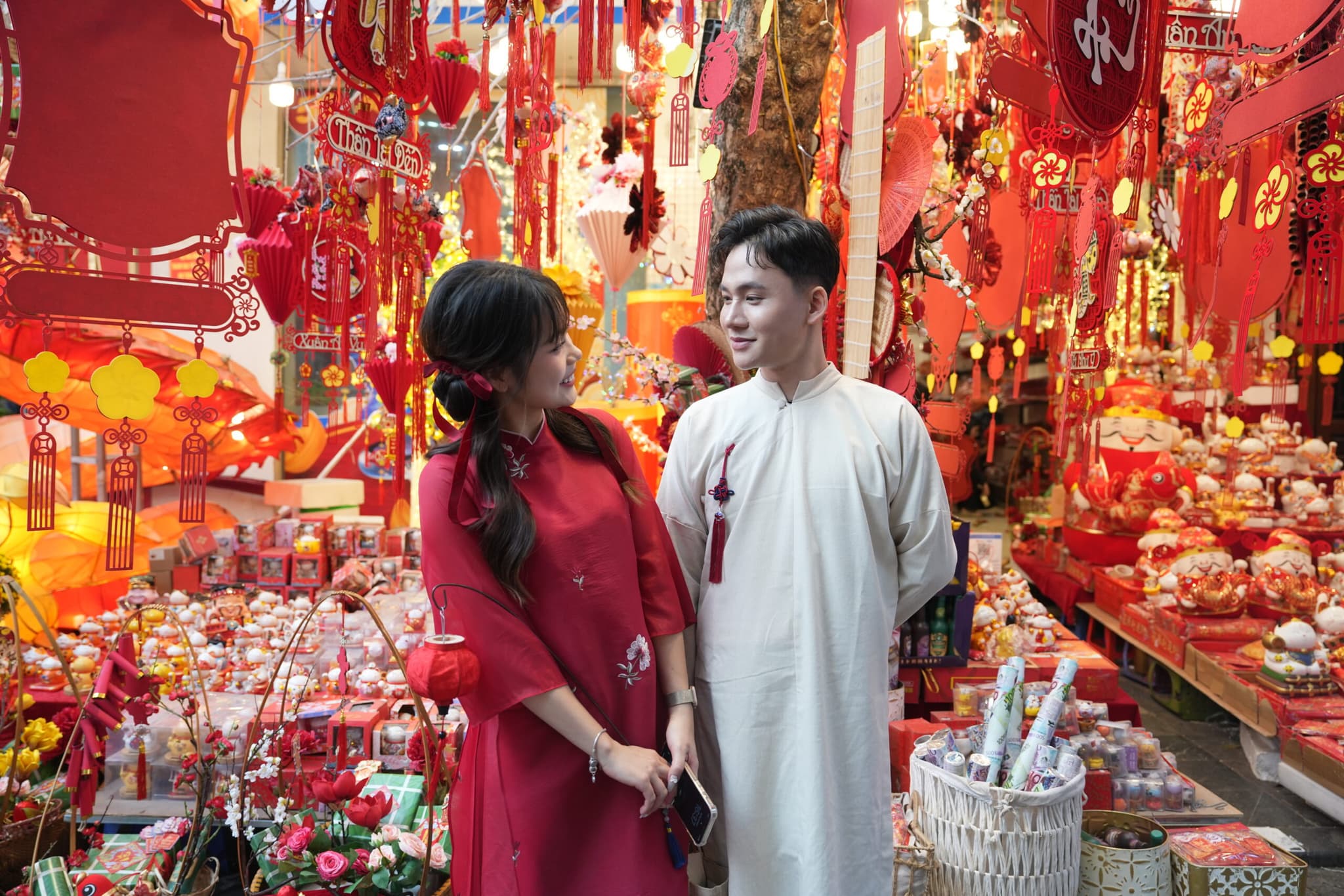 ร้านรวงตั้งแผงขายของตกแต่งรับ 'ตรุษจีน' ในเวียดนาม