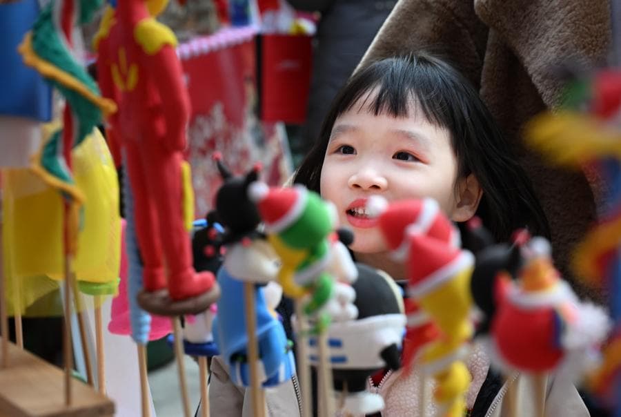 ชาวชุมชนในอู่ฮั่น เดินเที่ยว 'งานวัด' ต้อนรับตรุษจีน