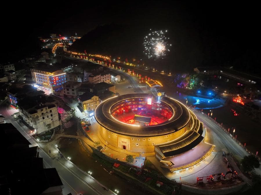 นักท่องเที่ยวเยือนยลบ้านดิน 'ถู่โหลว' แห่งฝูเจี้ยน