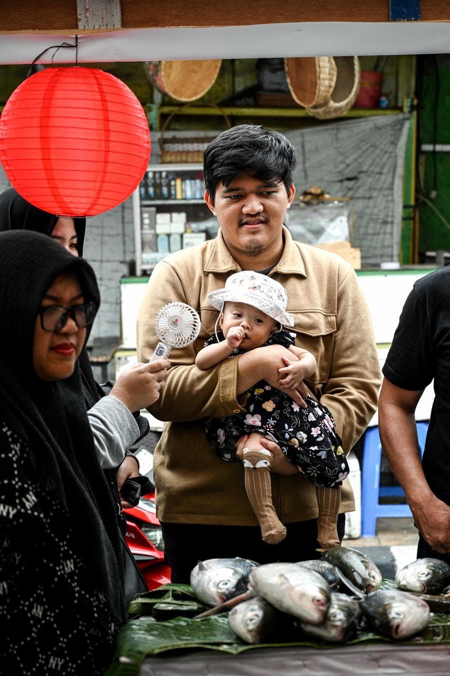 ชาวอินโดนีเซียซื้อหา 'ปลานวลจันทร์ทะเล' ตัวโต