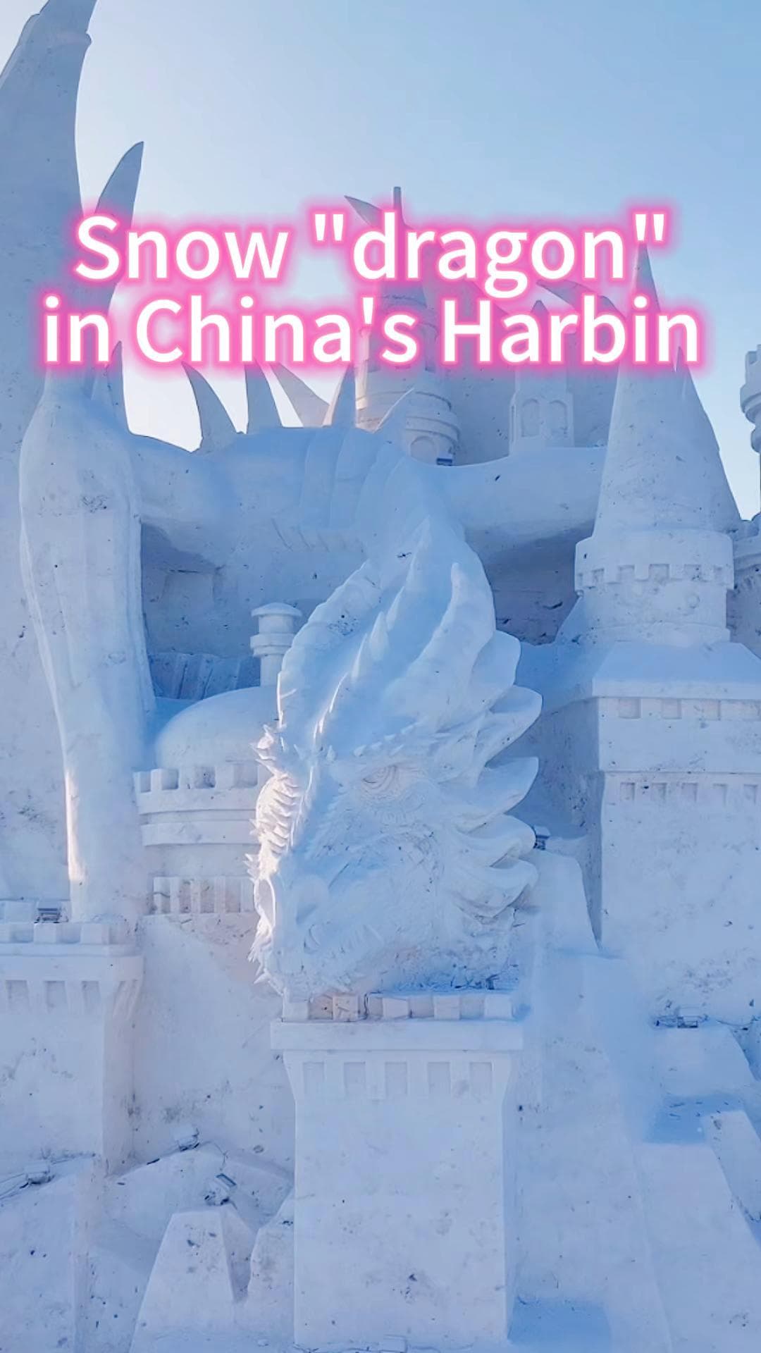 ประติมากรรม 'มังกรยักษ์' เลื้อยพันปราสาทหิมะในฮาร์บิน
