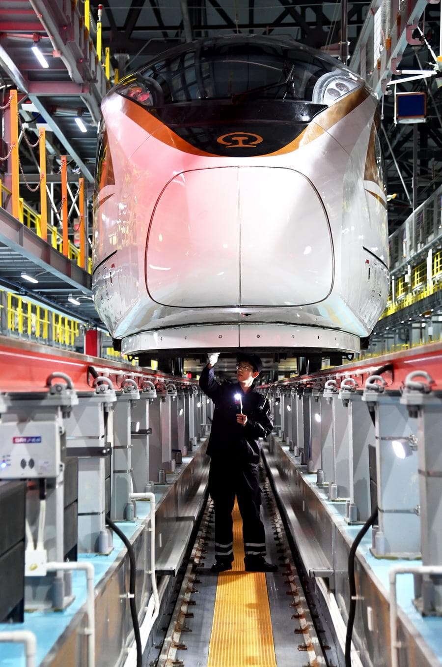 หมอรถไฟ' ทำงานกะดึกในเหอเป่ย รับประกันชุนอวิ้นปลอดภัย