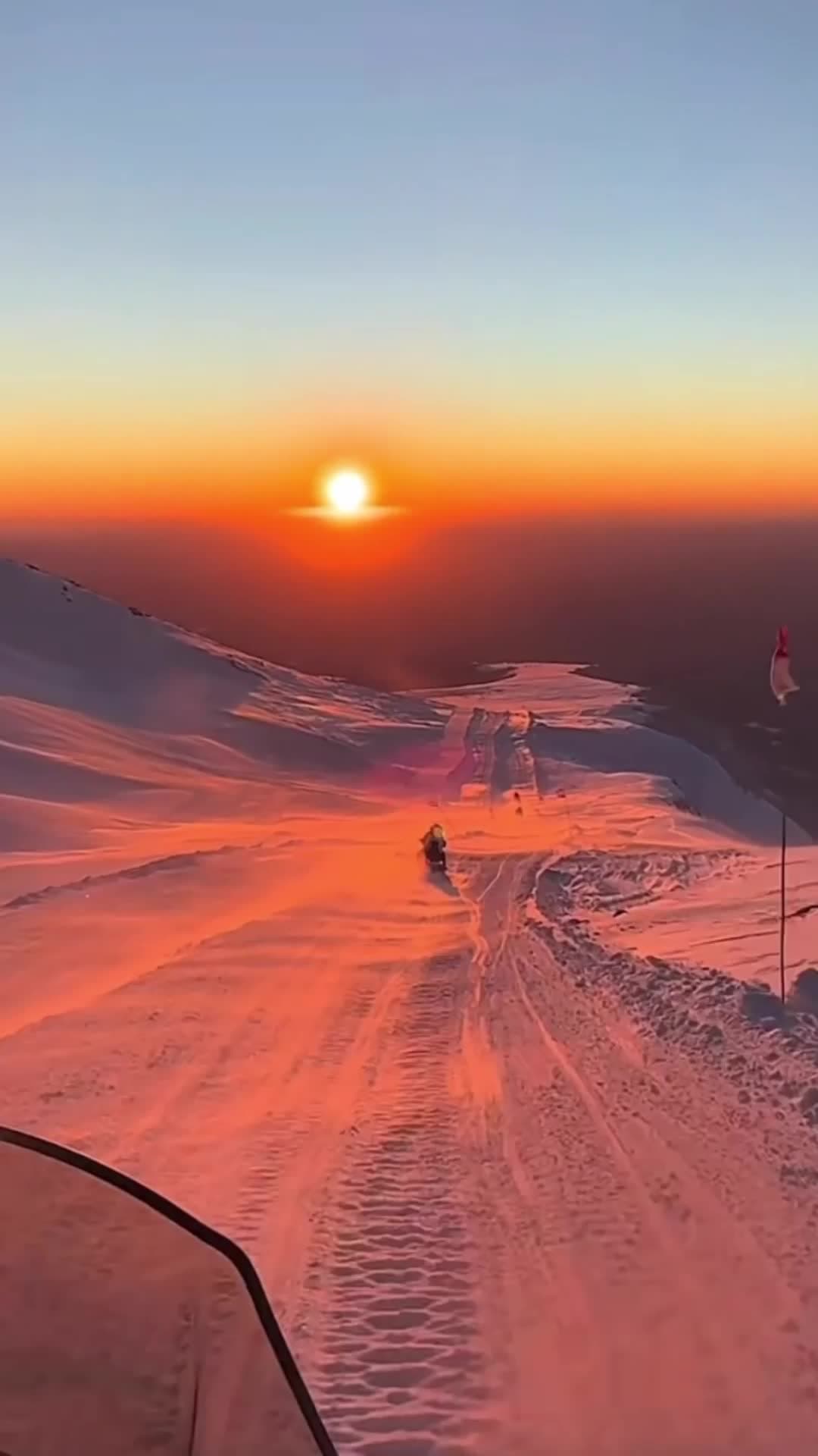 ขี่สโนว์โมบิลไต่ 'ภูเขาฉางไป๋' ชมแสงตะวันลับขอบฟ้าในจี๋หลิน