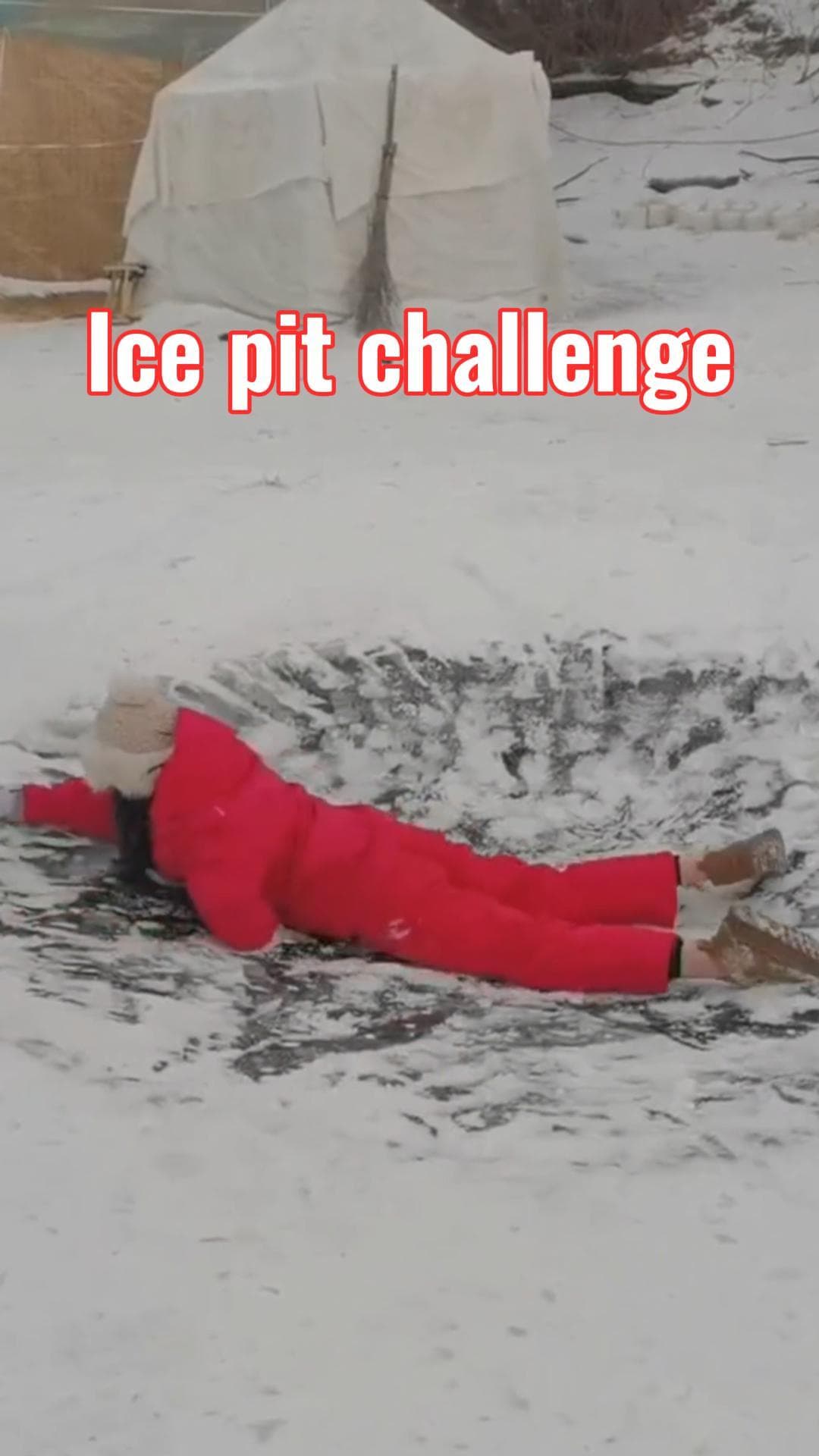 ท้าลุยหลุมเยือกแข็ง! นทท.แข่งเดินขึ้นหลุมน้ำแข็งสุดลื่นในจี๋หลิน