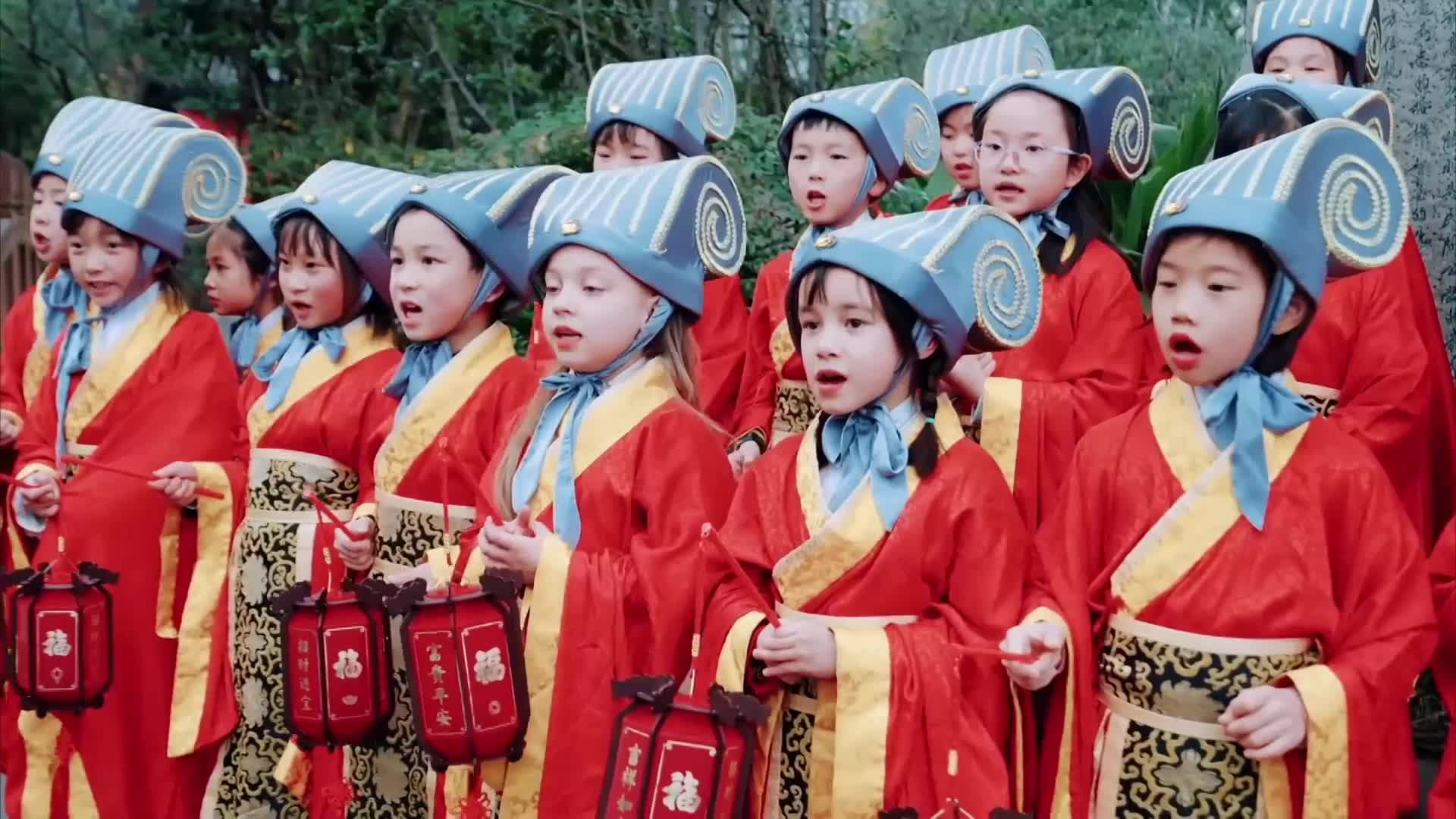 ร้อยเทพแห่งความสุขตัวน้อย ส่งมอบคำอวยพรตรุษจีนปีงู