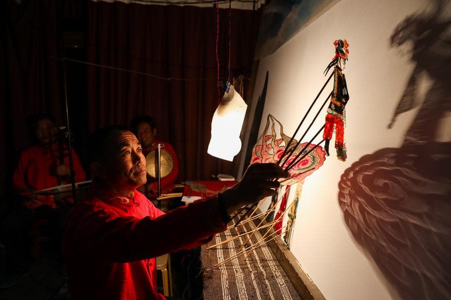 ศิลปิน 'หุ่นเงา' ในกานซู่ ซ้อมละครเรื่องดังรับตรุษจีนปีงู