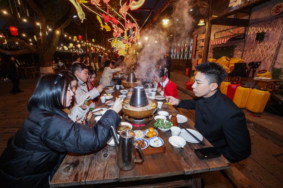 อูเจิ้นเปิดเทศกาล 'โคมไฟกลางน้ำ' จัดเต็มแสงสีและกิจกรรม