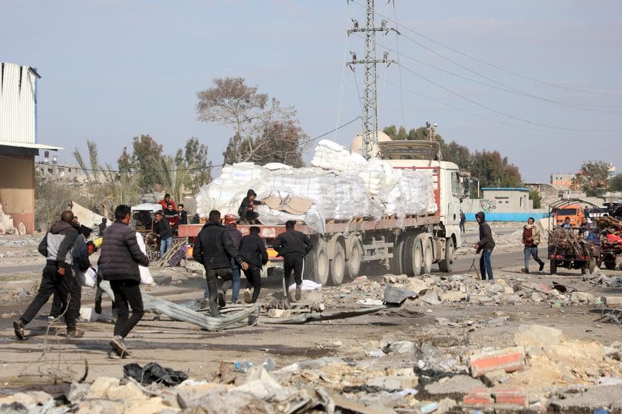ประชาชนแห่รับ 'สิ่งของช่วยเหลือ' หลังหยุดยิงในกาซา