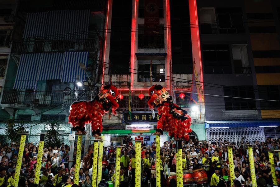 สีสันโชว์ 'เชิดสิงโต' ฉลองรับตรุษจีนในไชน่าทาวน์ย่างกุ้ง