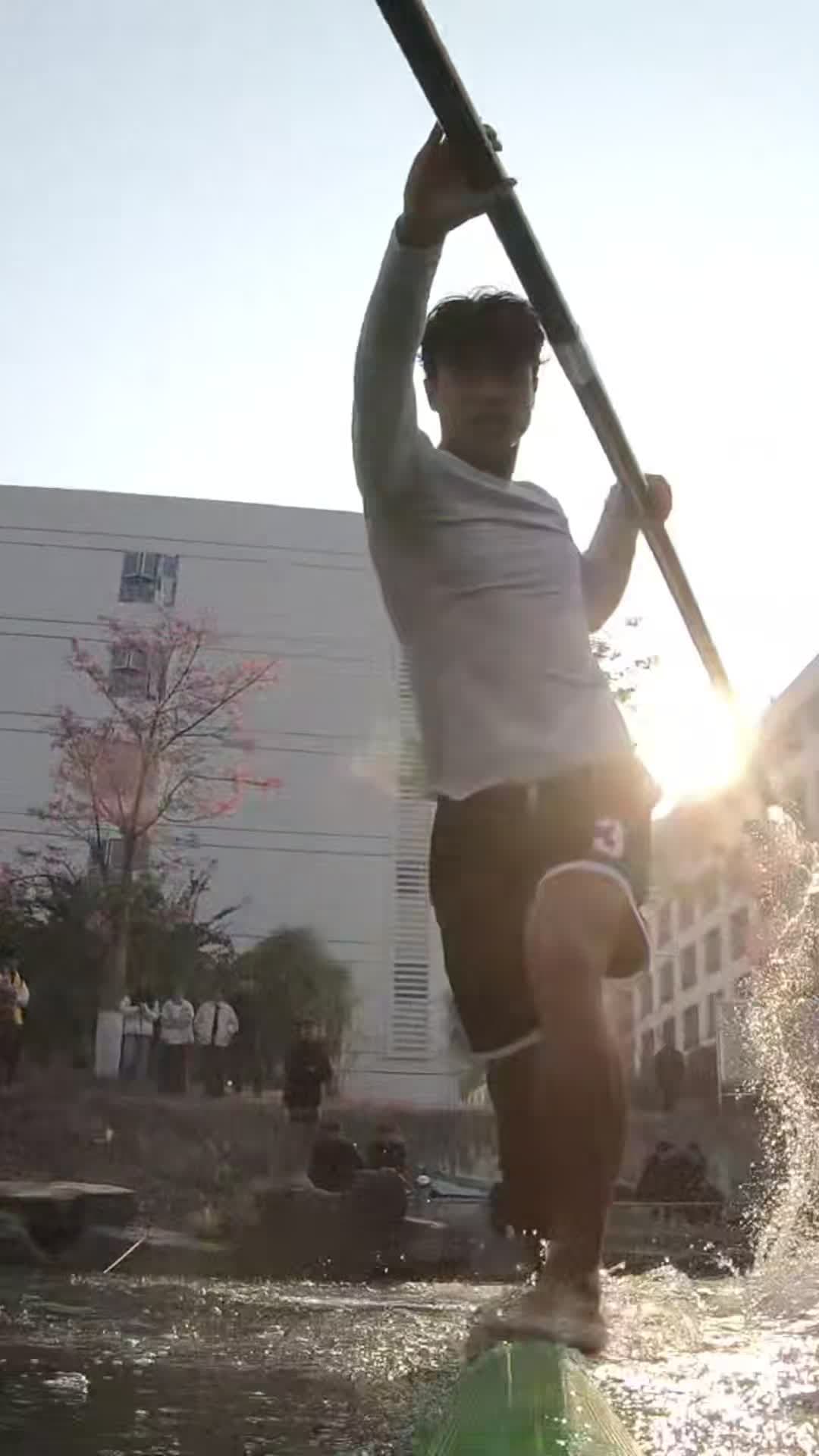 ประลองวิชาตัวเบา! กว่างซีจัดแข่ง 'ล่องแพไผ่ลำเดียว' รับปีใหม่