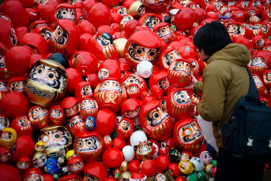 นักชอปเยือน 'ตลาดตุ๊กตาดารุมะ' รับต้นปีใหม่ในญี่ปุ่น