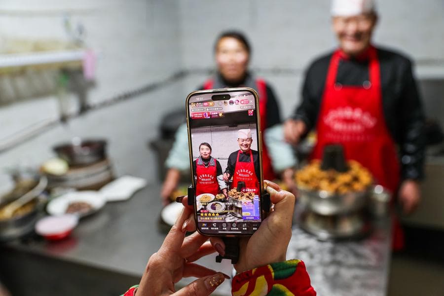 ไลฟ์สดพาดัง! ชาวบ้านกานซู่ยกมือถือโชว์เสน่ห์ 'อาหารตรุษจีน' ดันยอดขายปัง