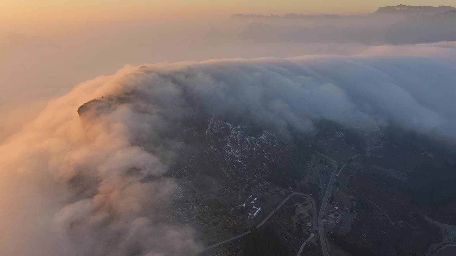 ปรากฏการณ์ 'น้ำตกเมฆ' ไหลอาบคลุ้งคลุมขุนเขาในฉงชิ่ง