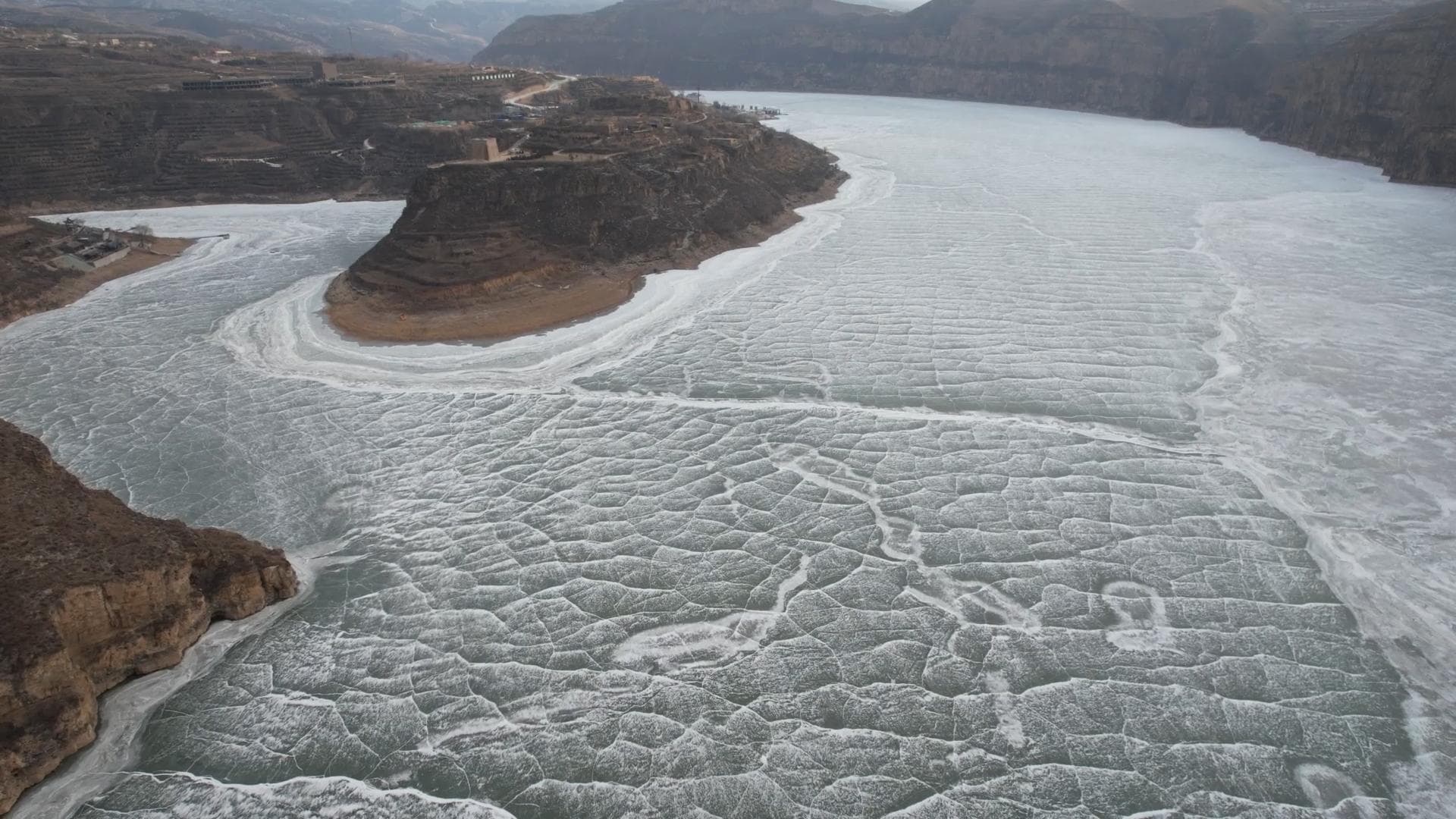 ลวดลาย 'เกล็ดมังกร' ปรากฏเด่นกลางแม่น้ำเหลือง