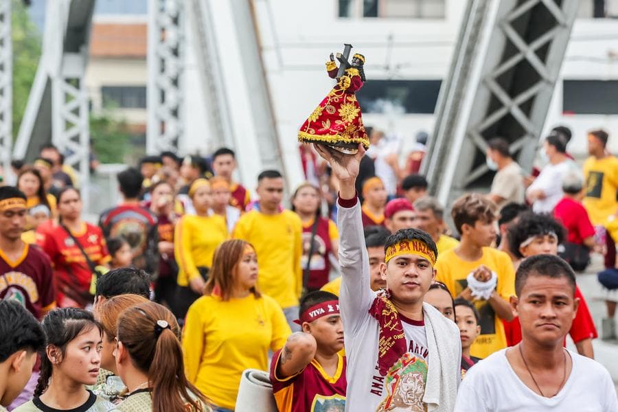 ผู้คนเนืองแน่นแห่รูปปั้น 'พระเยซูดำ' ในฟิลิปปินส์