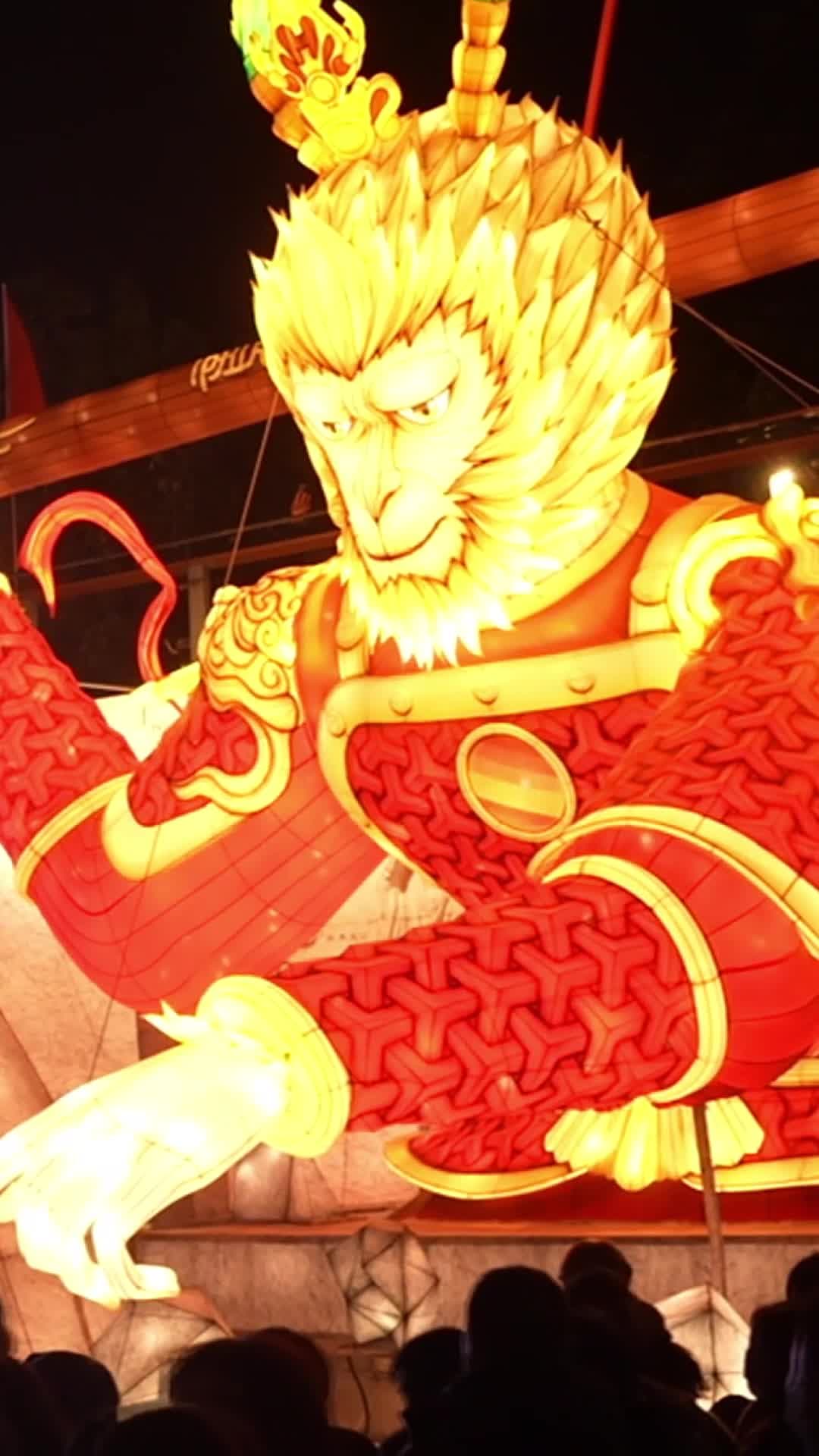 โคมไฟ 'ราชาวานร' ขนาดยักษ์ สว่างเด่นกลางนิทรรศการในฝูเจี้ยน