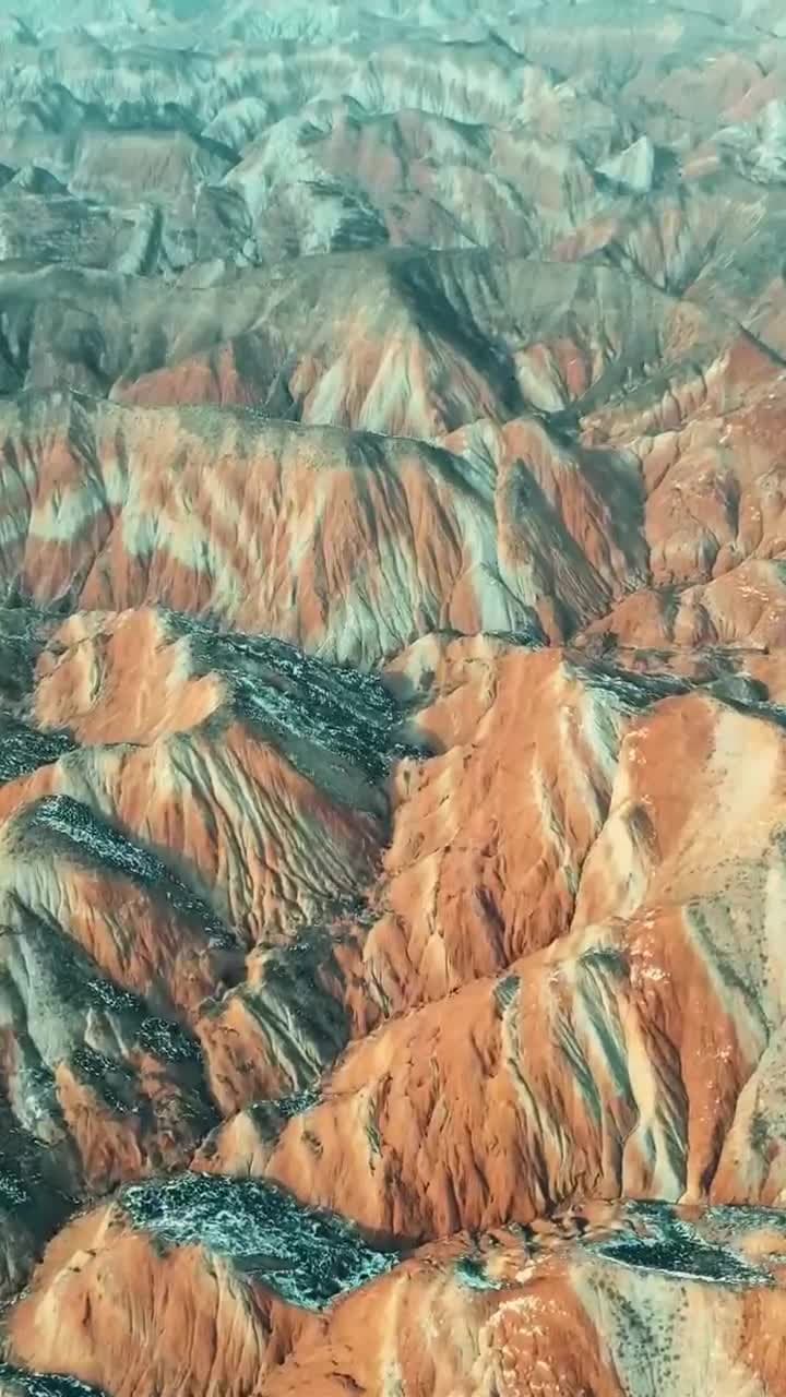 มหัศจรรย์ธรรมชาติ 'ภูมิลักษณ์ตานเสีย' หมู่เนินเขาแดงเด่นในกานซู่