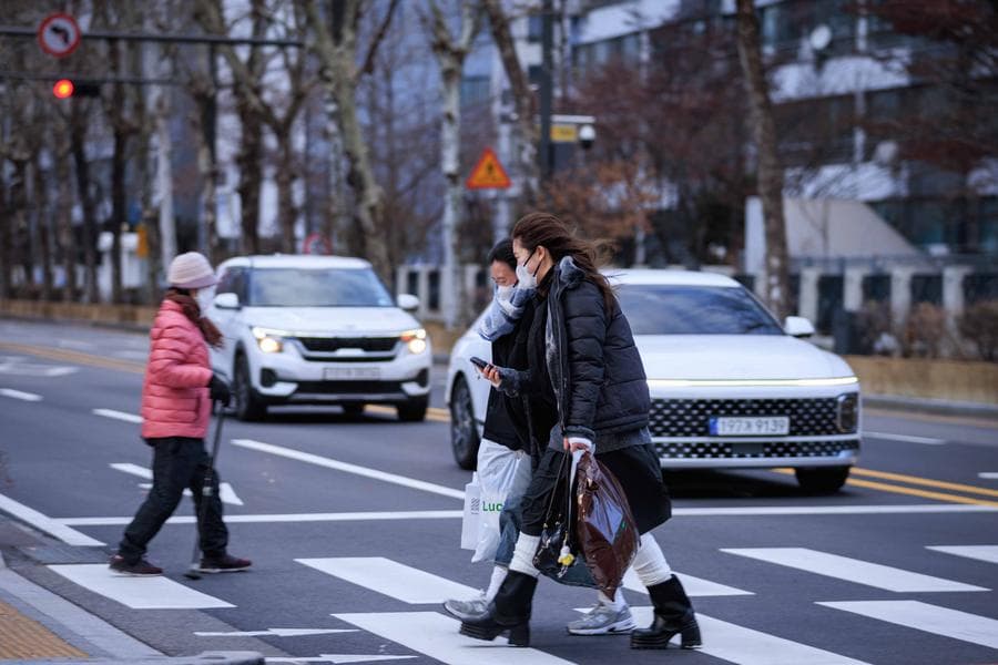 ชาวกรุงโซลฝ่าลมหนาว อุณหภูมิลดแตะ -17°C