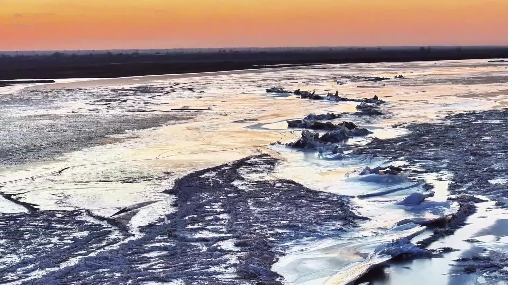 ทิวทัศน์ 'แม่น้ำเหลือง' ใต้แสงทองในมองโกเลียใน