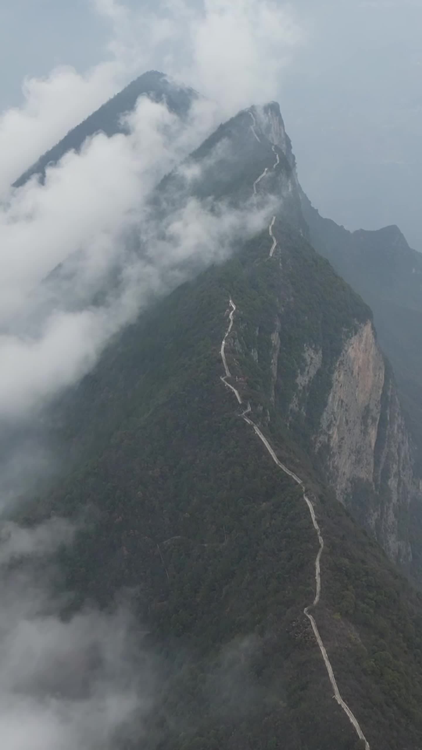 หวาดเสียว! เส้นทางปีนเขาตามแนว 'ช่องเขาอูเสีย' ในฉงชิ่ง