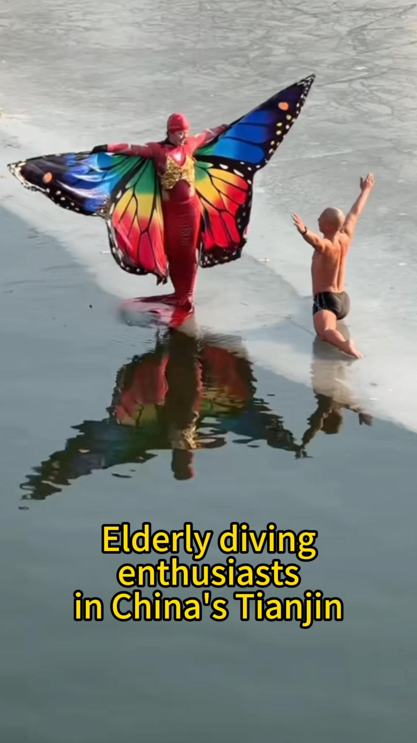 แก๊ง 'ผู้เฒ่าจีน' โชว์โดดน้ำเย็นจัดในเทียนจิน