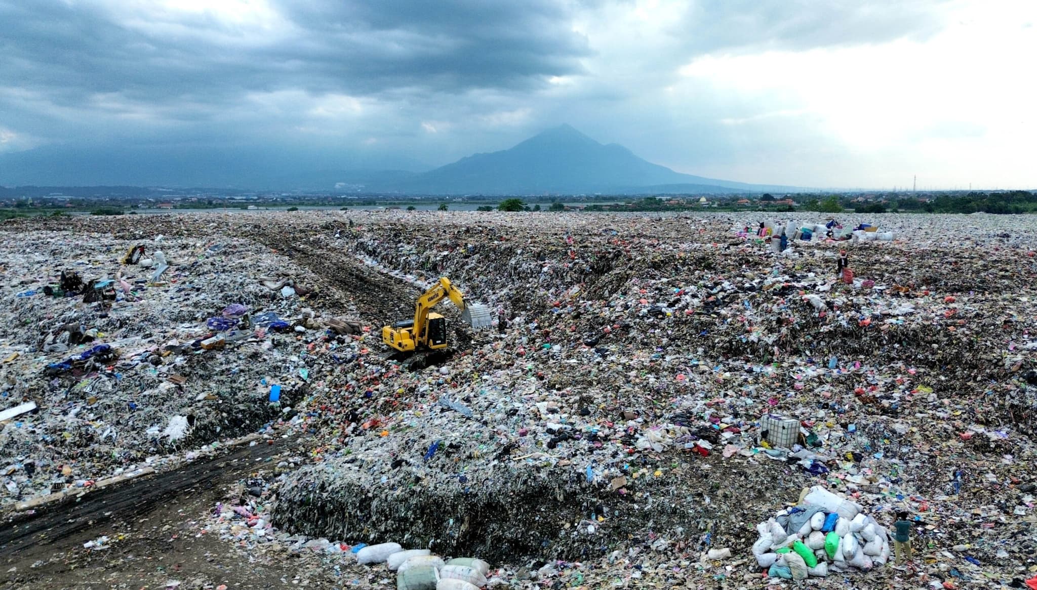 แดน 'ฝังกลบขยะ' กว้างไกลสุดตาในอินโดนีเซีย