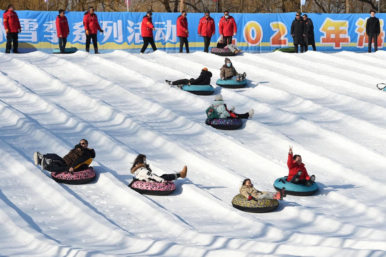 สารพัดกิจกรรม 'น้ำแข็ง-หิมะ' หรรษากลางสวนสาธารณะหยวนหมิงหยวน