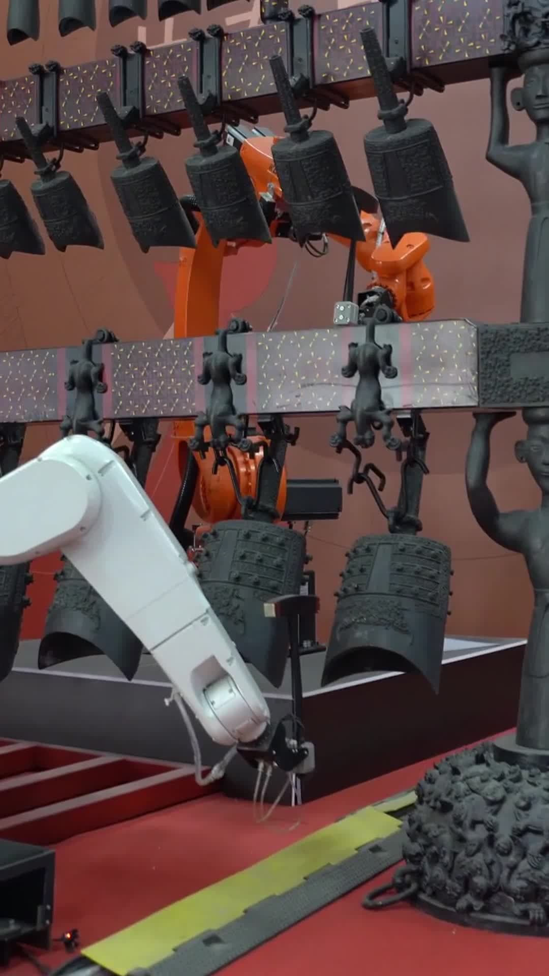 หุ่นยนต์ฝีมือจีนโชว์เล่น 'ระฆังแถว' เก่าแก่ 2,000 ปี