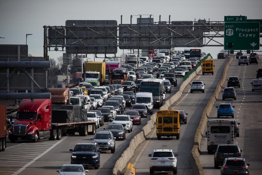 นิวยอร์กประกาศใช้แผนเก็บค่าธรรมเนียม 'การจราจรคับคั่ง' เป็นครั้งแรกในสหรัฐฯ