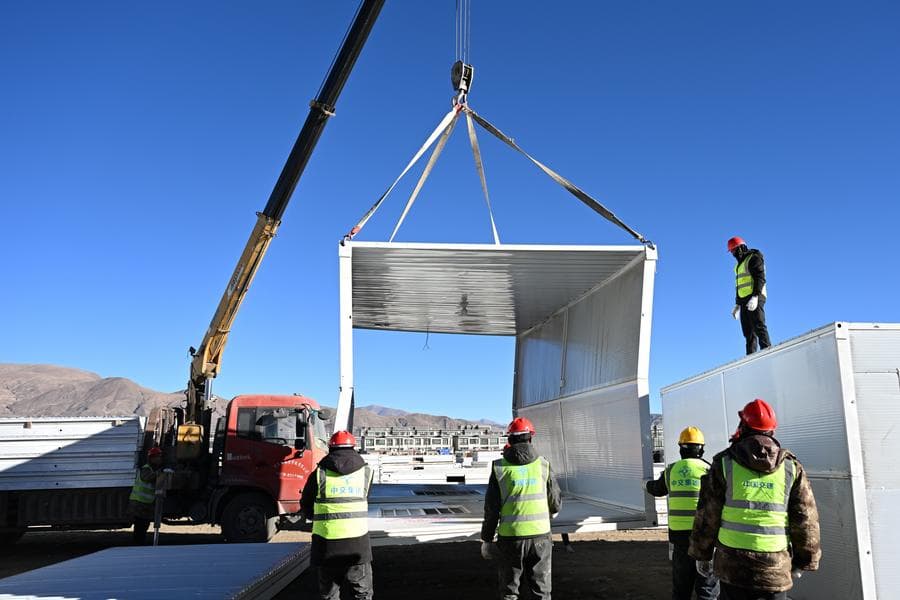 คนงานเร่งสร้าง 'บ้านเคลื่อนที่' บรรเทาทุกข์เหตุแผ่นดินไหวในทิเบต