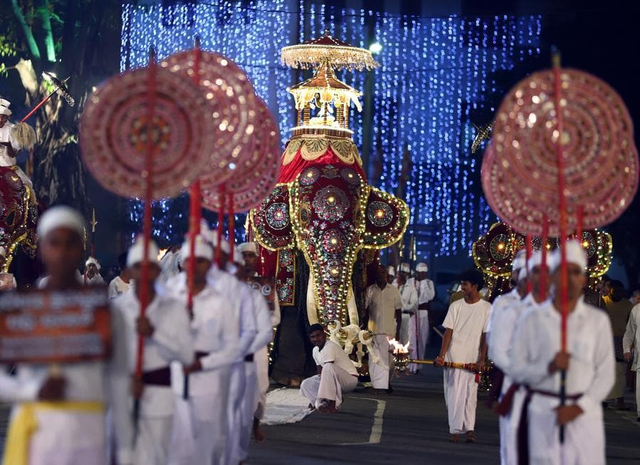ขบวนแห่เทศกาล 'แห่พระธาตุ' งดงามอลังการในศรีลังกา