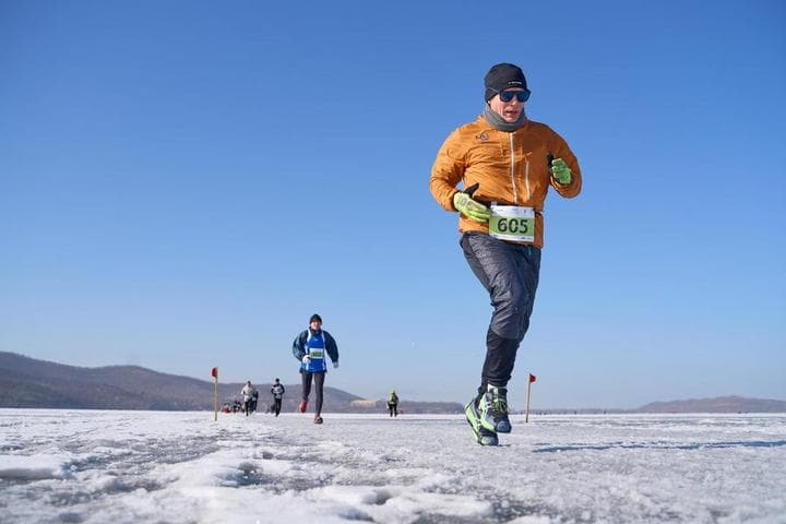รัสเซียจัดวิ่งฮาล์ฟมาราธอน 'ไอซ์ รัน' ท้าหนาวบนผืนน้ำแข็ง