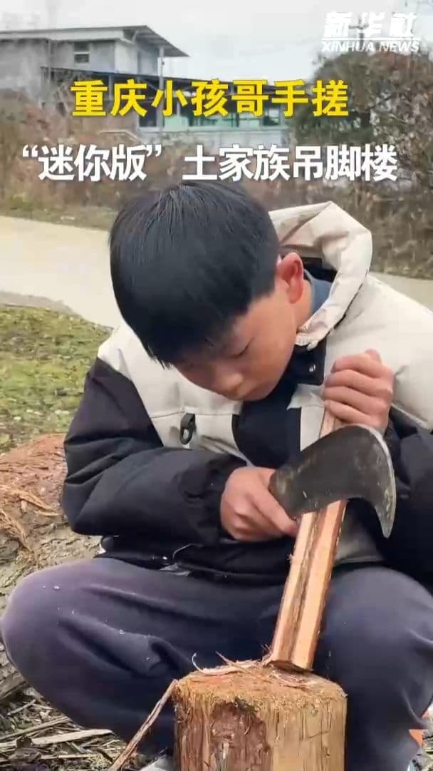 เด็กชายชาวฉงชิ่งเนรมิตโมเดล 'บ้านเตี้ยวเจี่ยวโหลว' ทำมือ