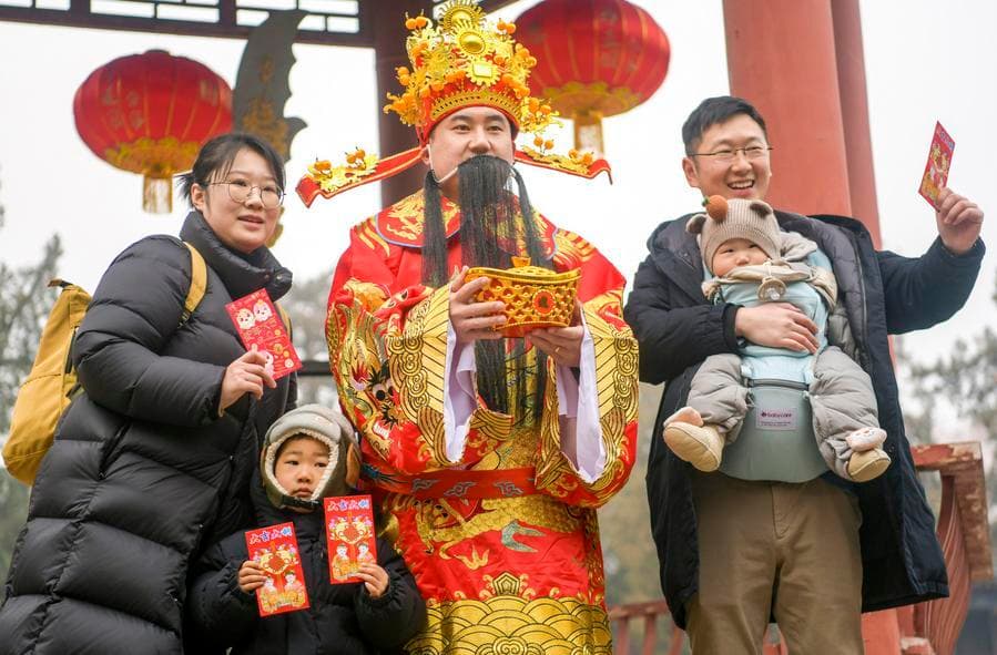 ชาวจีนร่วมต้อนรับ 'เทพเจ้าแห่งโชคลาภ' ฉลองตรุษจีน