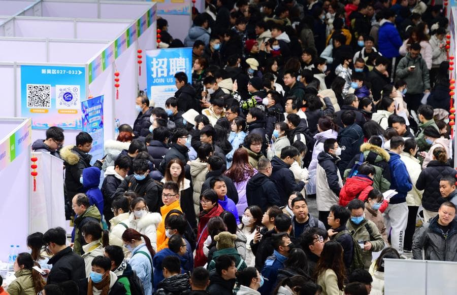 ผู้คนร่วม 'มหกรรมจัดหางาน' พบปะนายจ้างในหลายมณฑล