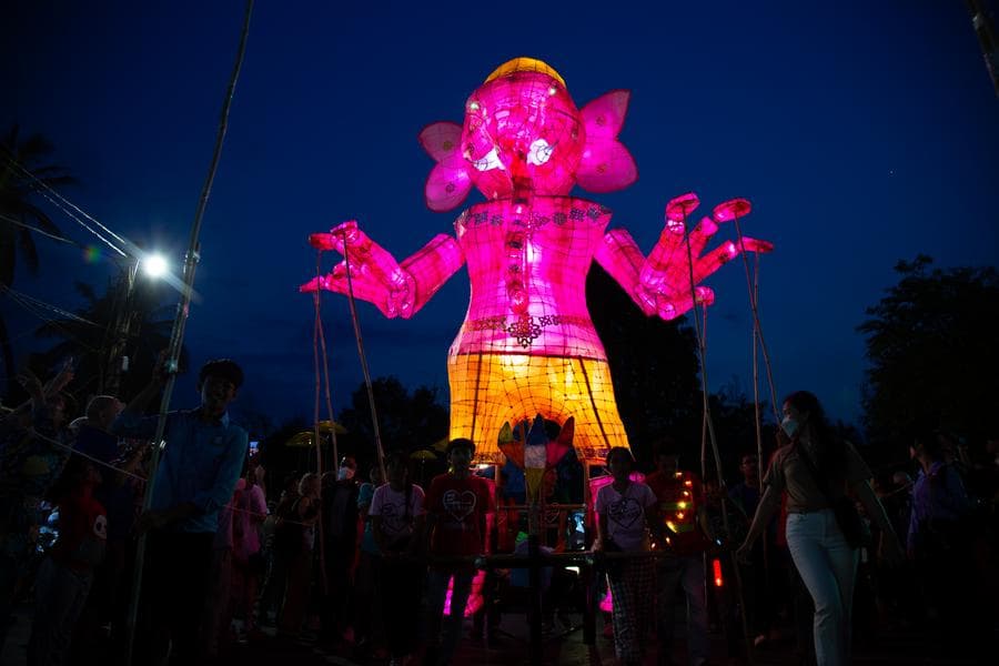 ขบวน 'หุ่นเชิด' ใหญ่ยักษ์ โดดเด่นเตะตาในเสียมราฐ