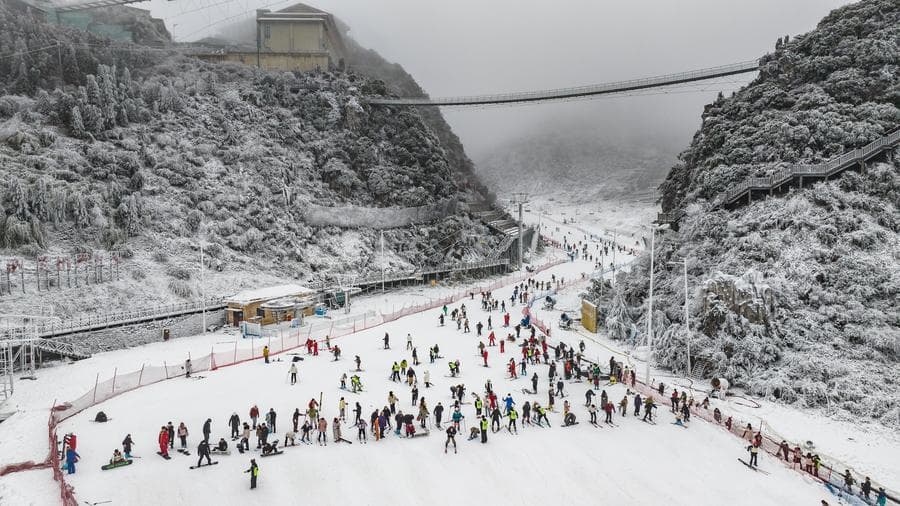 นักท่องเที่ยวเล่นสกีลุยหิมะขาวในลิ่วผานสุ่ย