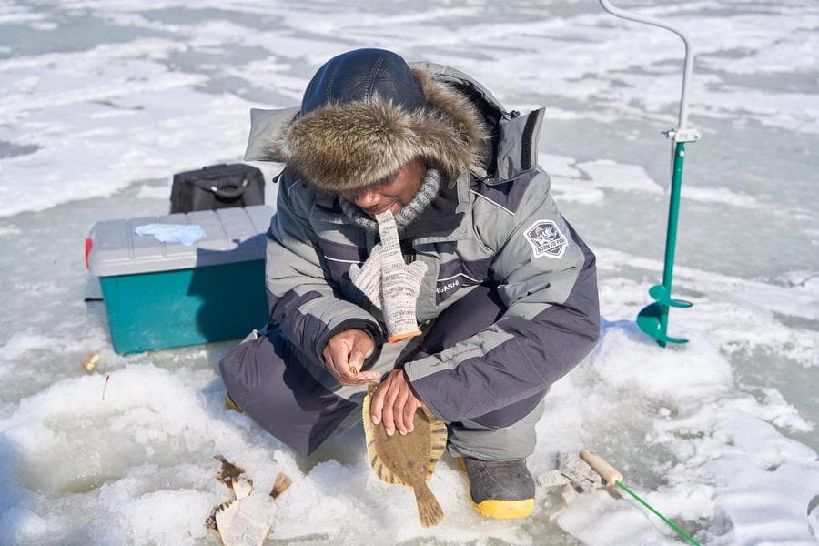 ชาวรัสเซียแห่ 'ตกปลาน้ำแข็ง' กลางอากาศหนาวเย็น