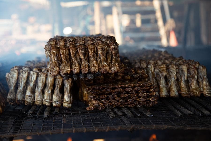 ลัดเลาะชม 'ปลารมควันเสียบไม้' ชวนน้ำลายสอในกัมพูชา