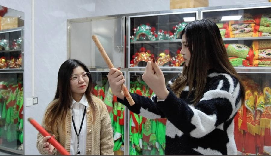 นักศึกษาสาวไทยในซัวเถา ทำความรู้จักการเต้น 'ระบำอิงเกอ